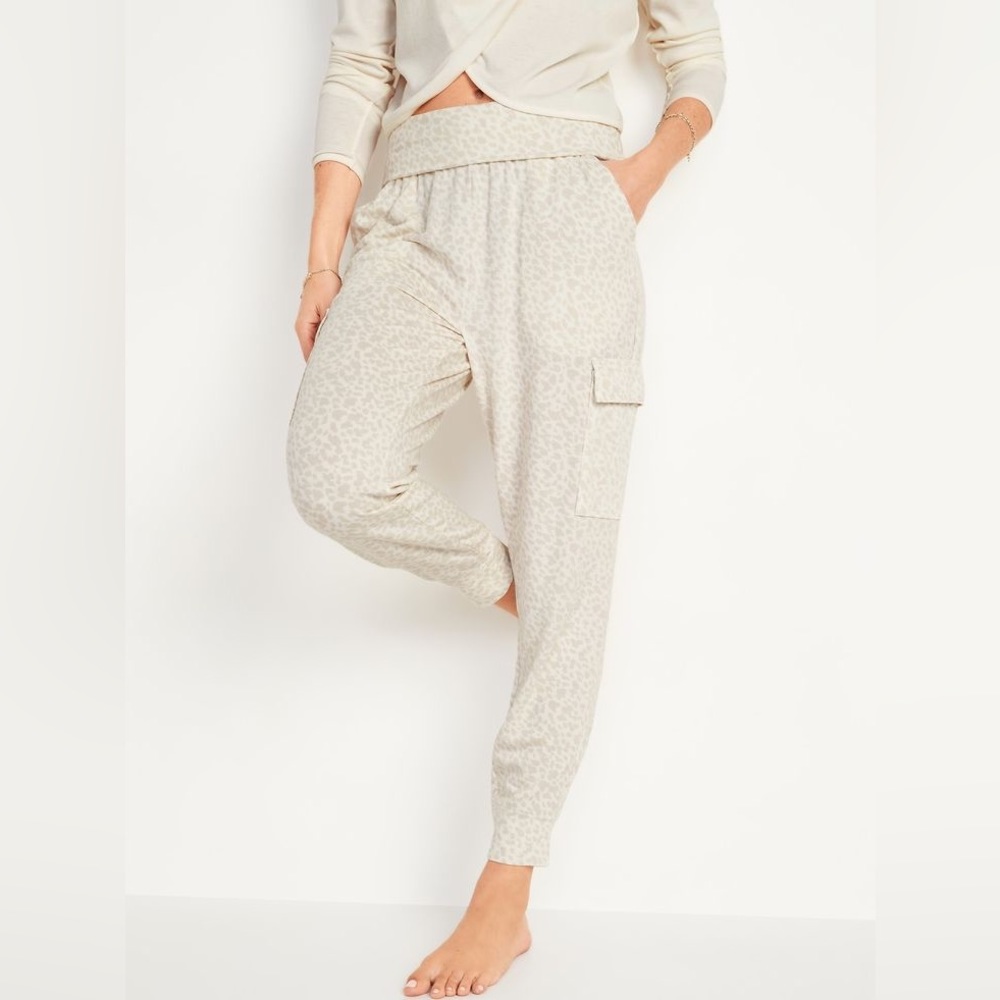 NWT OLD NAVY MID RISE PRINTED JOGGER WITH CARGO POCKETS SIZE SMALL